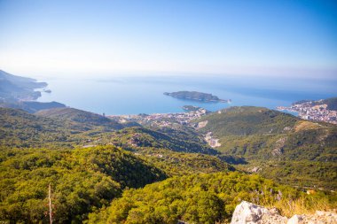 Karadağ 'da yaz Budva Riviera kıyı şeridi manzarası. Dağ yolunun tepesinden bak.