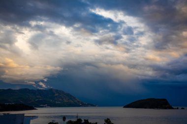 Karadağ 'ın Budva kentinde gün doğumunda Aziz Niklas adası 