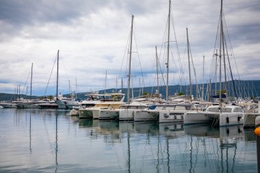 Tivat, Karadağ - 10 Ekim 2021: Karadağ 'ın Tivat kentindeki Porto Karadağ marinasında lüks yatların görüntüsü