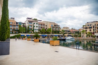 Tivat, Karadağ - 10 Ekim 2021: Karadağ 'ın Tivat kenti yakınlarındaki Porto Karadağ marinasında mimarlık ve lüks yatlar