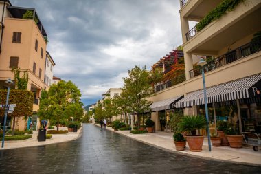 Tivat, Karadağ - 10 Ekim 2021: Karadağ 'ın Tivat kenti yakınlarındaki Porto Karadağ marinasında mimarlık ve lüks yatlar