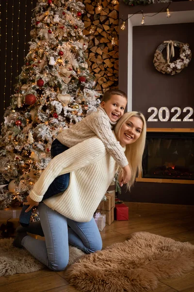 Mor och son njuter nära julgran i modernt inredda hem, Gott Nytt år 2022 — Stockfoto