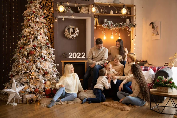 Multi Generation Familj nära julgran i modernt inredda hem, Gott Nytt år 2022 — Stockfoto
