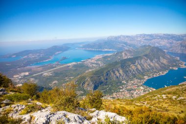 Karadağ 'daki Kotor Körfezi üzerindeki hava manzarası