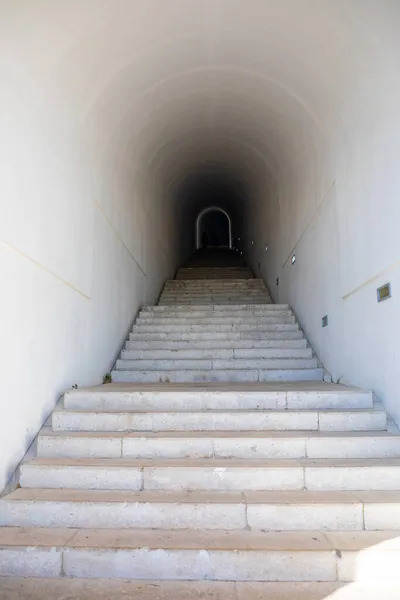 Лестница в главном туннеле к мавзолею Петра II Петровича Ньегоса на вершине горы Ловчен в Черногории — стоковое фото