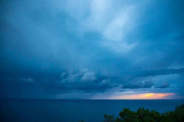 Tormenta en el mar Adriático cerca de Budva, Montenegro — Foto de Stock