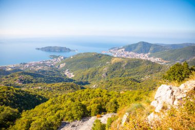 Karadağ 'da yaz Budva Riviera kıyı şeridi manzarası. Dağ yolunun tepesinden bak.