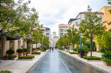 Tivat, Karadağ - 10 Ekim 2021: Karadağ 'ın Tivat kenti yakınlarındaki Porto Karadağ marinasında mimarlık ve lüks yatlar