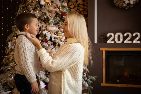 Mère et son fils profitent près de l'arbre de Noël dans la maison décorée moderne, Bonne année 2022 — Photo
