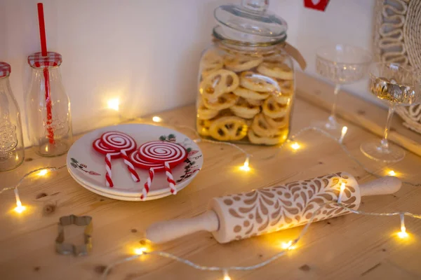 Bolinhos de Natal caseiro na placa em feriados decoração fundo leve — Fotografia de Stock