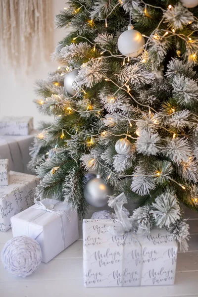 Λευκό χιονισμένο χριστουγεννιάτικο δέντρο με δώρα διακόσμηση εσωτερικό του σπιτιού, το νέο έτος — Φωτογραφία Αρχείου