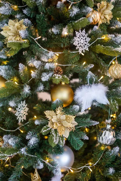 Karácsonyfa kefék díszített karácsonyi dekoráció játékok és labdák — Stock Fotó