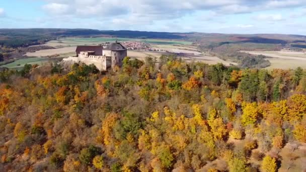 체코 공화국에서 가을 시간에 체코어로 된 체르 치성을 공중에서 내려다본 모습 — 비디오