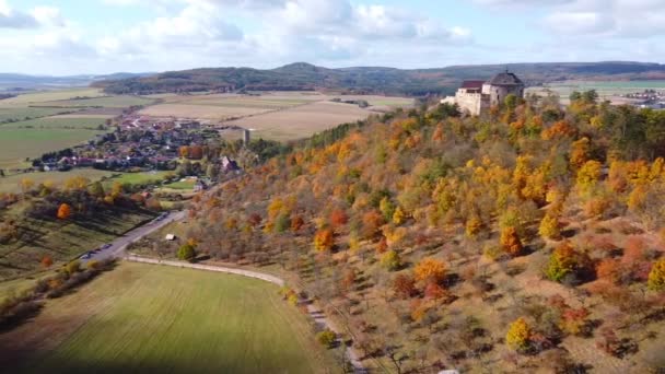 秋のトコニク城近くの田園風景の空中ビュー、チェコ共和国 — ストック動画
