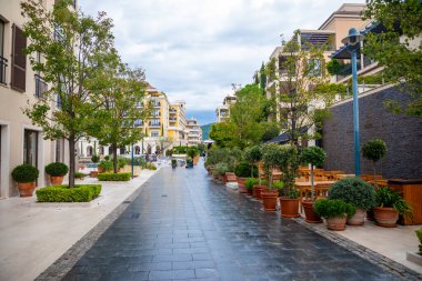 Tivat, Karadağ - 10 Ekim 2021: Karadağ 'ın Tivat kenti yakınlarındaki Porto Karadağ marinasında mimarlık ve lüks yatlar