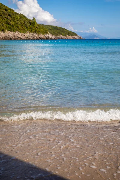 Trsteno strand Montenegróban, Budva közelében, egy gyönyörű öbölben, kék vízzel — Stock Fotó