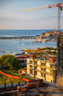 Budva, Karadağ - 2 Ekim 2021: Budva İnşaat. Karadağ 'ın Budva kentinde inşa edilen vinç yüksek binası