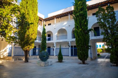 Budva, Karadağ - 26 Eylül 2021: Slovenya Plaza otelinin boş sokakları ve güneşli sonbahar günlerinde beyaz villa mimarisi