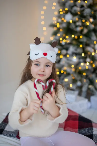 Menina feliz perto da árvore de Natal em casa — Fotografia de Stock
