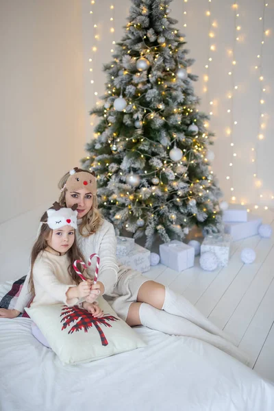 Família feliz mãe e filha perto da árvore de Natal em casa — Fotografia de Stock