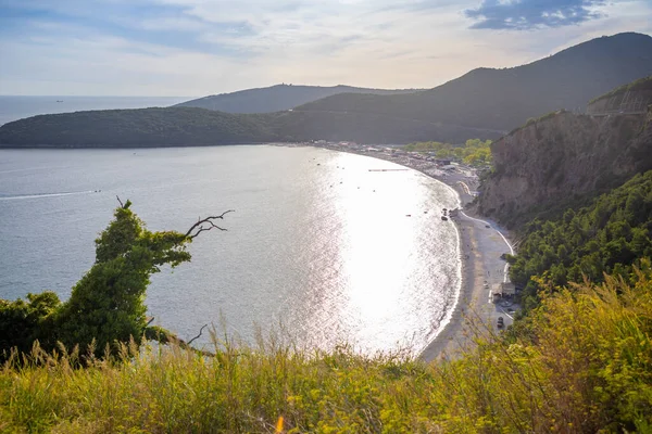 Vista panorámica desde arriba hasta la costa del mar Adriático con playa de Jaz al atardecer, Montenegro. — Foto de Stock