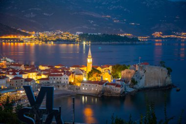 Budva 'nın deniz manzarası ve Vista Vidokovac restoranının gece ışıkları.