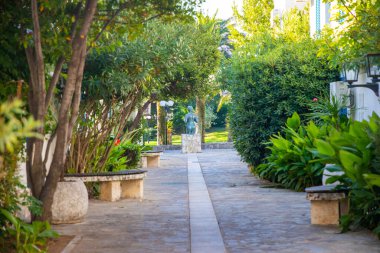 Budva, Karadağ - 26 Eylül 2021: Slovenya Plaza otelinin boş sokakları ve güneşli sonbahar günlerinde beyaz villa mimarisi