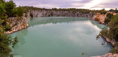 Hırvatistan 'ın Rogoznica kenti yakınlarındaki Zmajevo Oko veya Dragon Eye gölü ve mavi göl