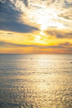 Karadağ 'da Adriyatik Denizi üzerinde gün batımı. Gün batımının son dakikaları