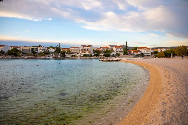 Rogoznica, Croatia - October 12, 2021: Beautiful area Lozica of Rogoznica town with sandy beach, white architecture and fishing boats at sunset time, Croatia. — Stock Photo, Image