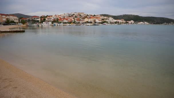 Mermer Rogoznica şehir manzaralı kıyı şeridi manzarası ön planda kumlu plaj, Akdeniz Hırvatistan. — Stok video