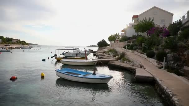 Rogoznica, Croatia - October 12, 2021: Beautiful area Lozica of Rogoznica town with sandy beach, white architecture and fishing boats at sunset time, Croatia. — Stock Video
