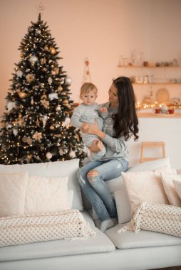 Mutlu aile anne ve kızı Noel ağacının yanında.