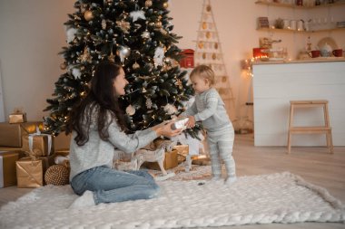 Mutlu aile anne ve kızı Noel ağacının yanında.
