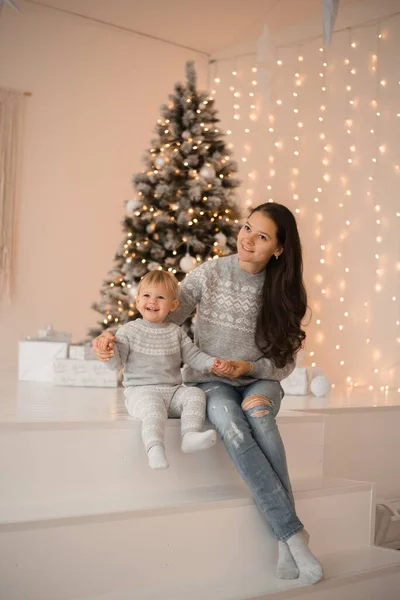 Lycklig familj mor och barn dotter nära julgran hemma — Stockfoto