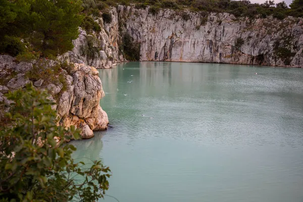 Zmajevo Oko ou lago olho de dragão e lagoa azul perto de Rogoznica, Croácia — Fotografia de Stock