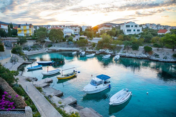 Rogoznica, Croazia - 12 ottobre 2021: Bella zona Lozica della città di Rogoznica con spiaggia sabbiosa, architettura bianca e barche da pesca al tramonto, Croazia. — Foto Stock
