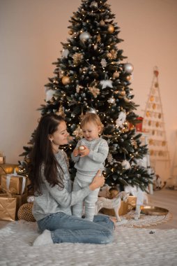 Mutlu aile anne ve kızı Noel ağacının yanında.