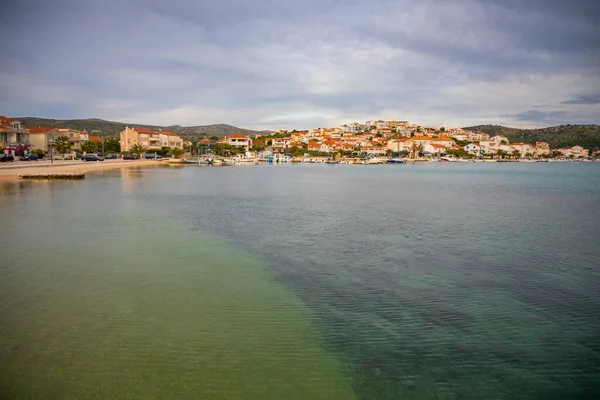 Rogoznica, Kroatien - 12 oktober 2021: Kustnära utsikt över Marmor Rogoznica stadslandskap med sandstrand i förgrunden, Medelhavet Kroatien. — Stockfoto