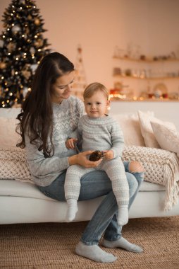 Mutlu aile anne ve kızı Noel ağacının yanında.