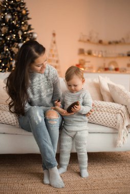 Mutlu aile anne ve kızı Noel ağacının yanında.