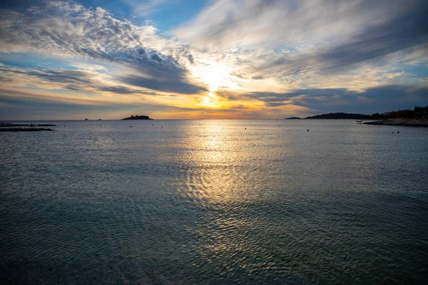 Karadağ 'da Adriyatik Denizi üzerinde gün batımı. Gün batımının son dakikaları