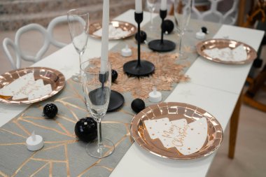 Tek kullanımlık tabak ve fincanlarla Noel sofrası