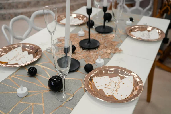 Tek kullanımlık tabak ve fincanlarla Noel sofrası