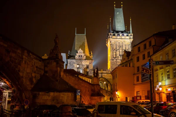 Prague, Czech republic - Desember 8, 2021: People on Charles bridge with at night lighting in the winter — Stock Photo, Image