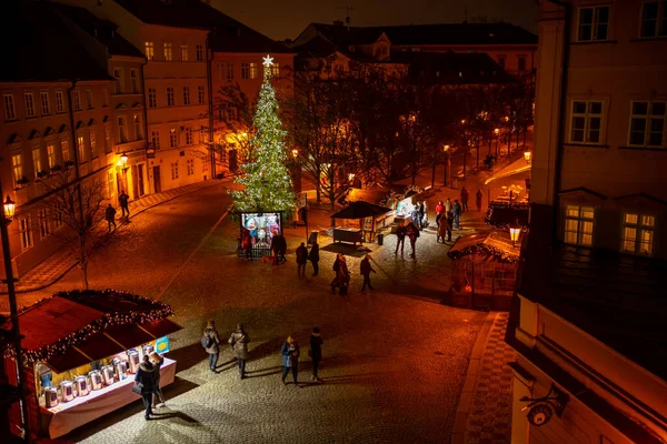 Praag, Tsjechië - 8 december 2021: Mensen op de kerstmarkt bij Karelsbrug met verkopers en decoraties — Stockfoto