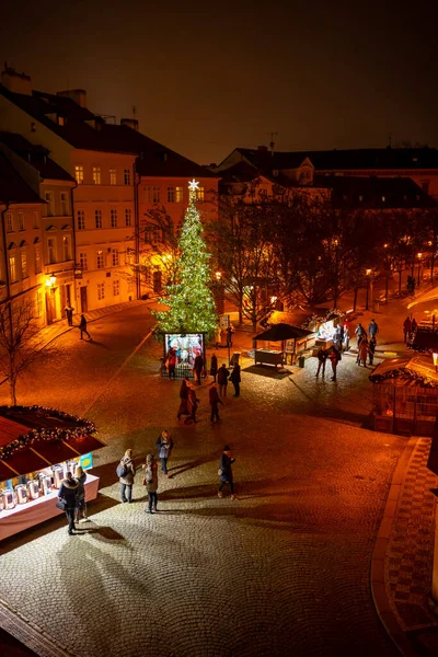 Praag, Tsjechië - 8 december 2021: Mensen op de kerstmarkt bij Karelsbrug met verkopers en decoraties — Stockfoto
