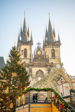 Prag, Çek Cumhuriyeti - 22.12.2021: Çek Cumhuriyeti Prag 'daki Eski Kent Meydanı' nda Noel ağacı ve süslemeleri