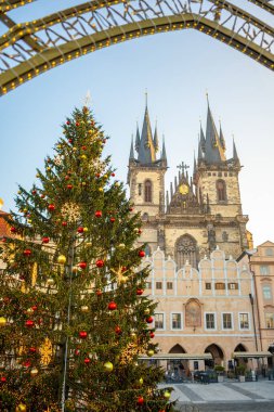 Prag, Çek Cumhuriyeti - 22.12.2021: Çek Cumhuriyeti Prag 'daki Eski Kent Meydanı' nda Noel ağacı ve süslemeleri