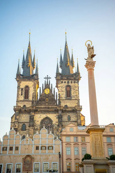 Uma Foto Baixo Ângulo Templo Tynsky Praça Cidade Velha Praga — Fotografia de Stock